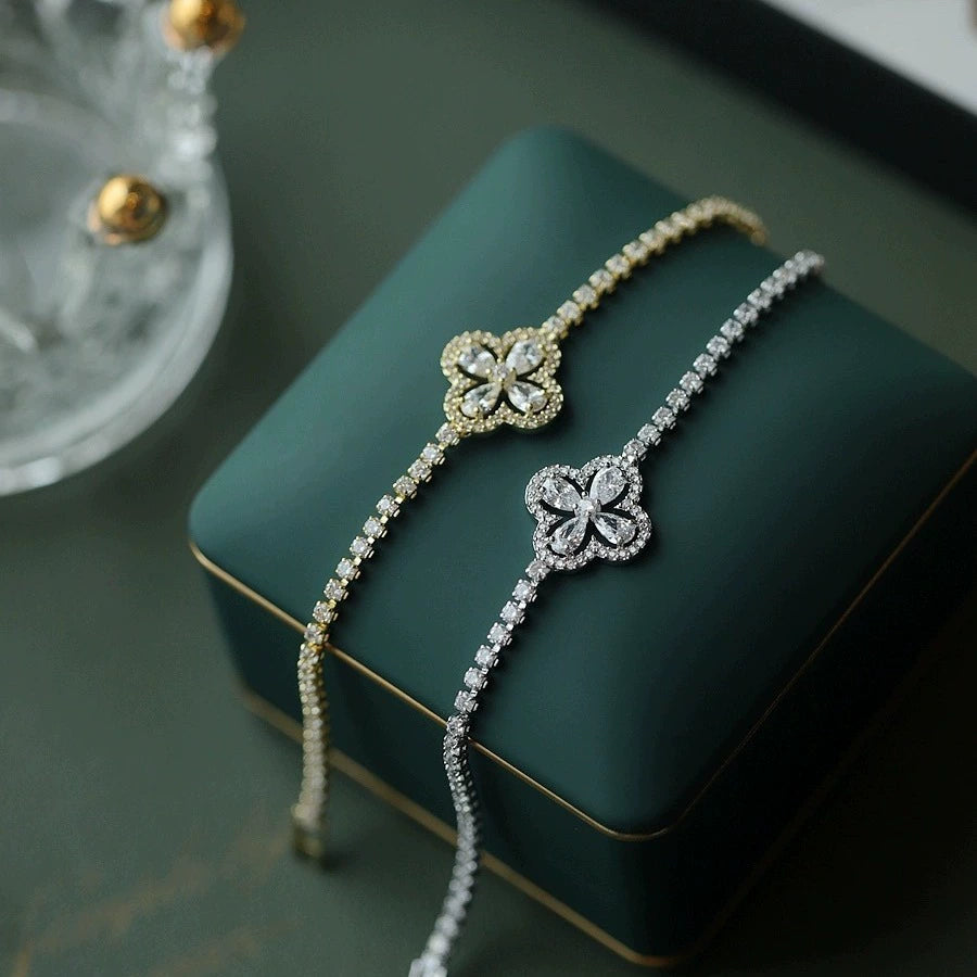 ✨【Vásároljon 1-et, kap 1-et ingyen】Szuper csillogó, üreges négylevelű lóhere karkötő, luxus és különleges, teljesen kövekkel díszített finom karkötő.