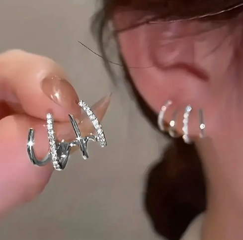 Korlátozott ideig érvényes 49% kedvezmény🌟【Vásárolj egyet, kapsz egyet ingyen】Csillogó cirkónium karmos fülbevalók, elegáns és egyszerű stílus