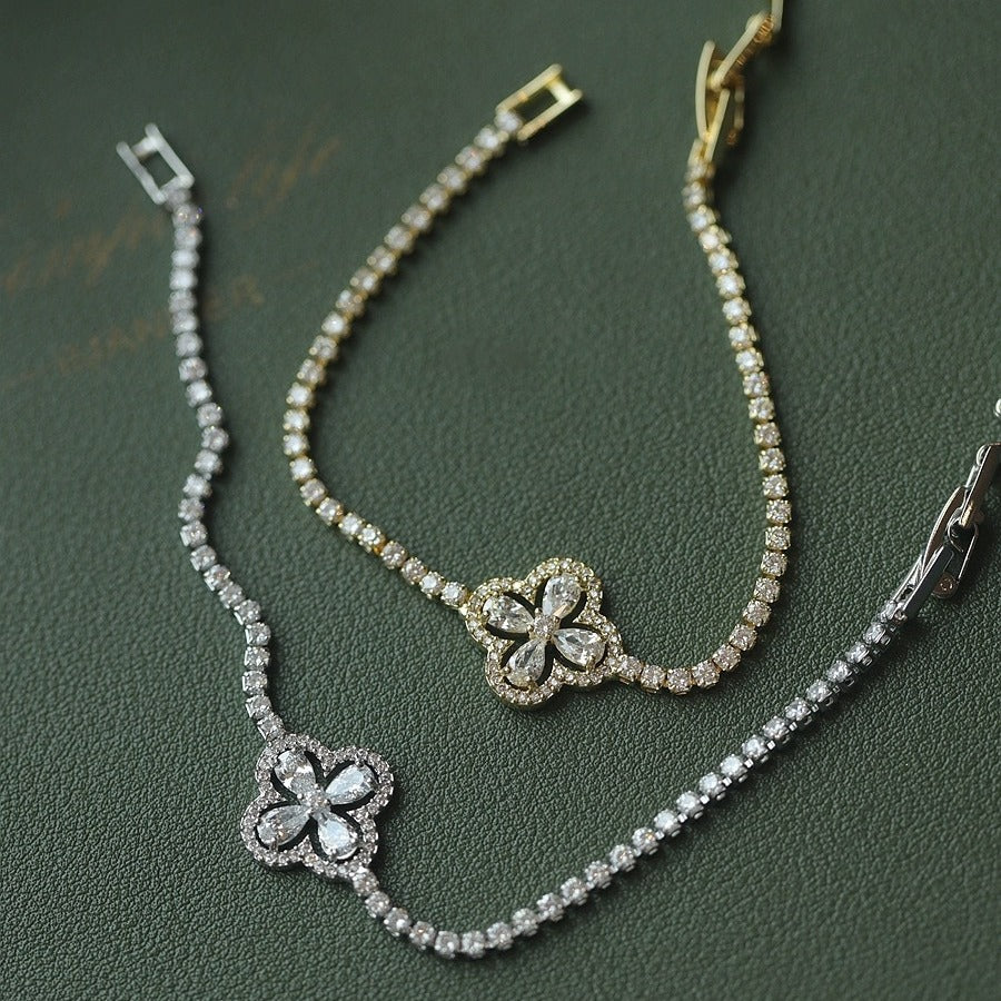 ✨【Vásároljon 1-et, kap 1-et ingyen】Szuper csillogó, üreges négylevelű lóhere karkötő, luxus és különleges, teljesen kövekkel díszített finom karkötő.