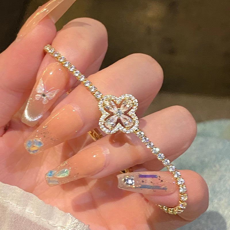 ✨【Vásároljon 1-et, kap 1-et ingyen】Szuper csillogó, üreges négylevelű lóhere karkötő, luxus és különleges, teljesen kövekkel díszített finom karkötő.