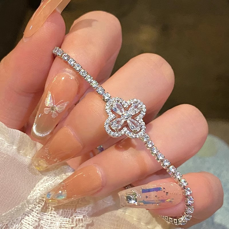 ✨【Vásároljon 1-et, kap 1-et ingyen】Szuper csillogó, üreges négylevelű lóhere karkötő, luxus és különleges, teljesen kövekkel díszített finom karkötő.